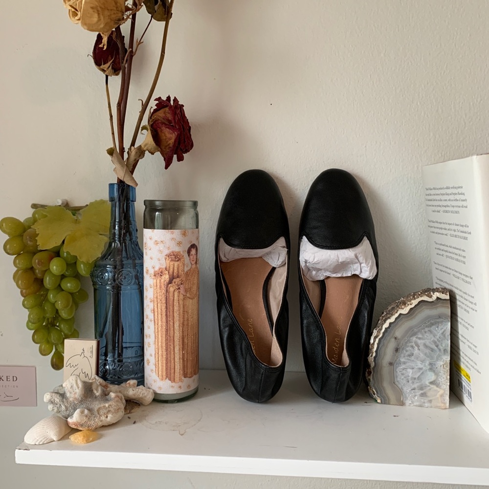 MAIDEN LANE black leather flats